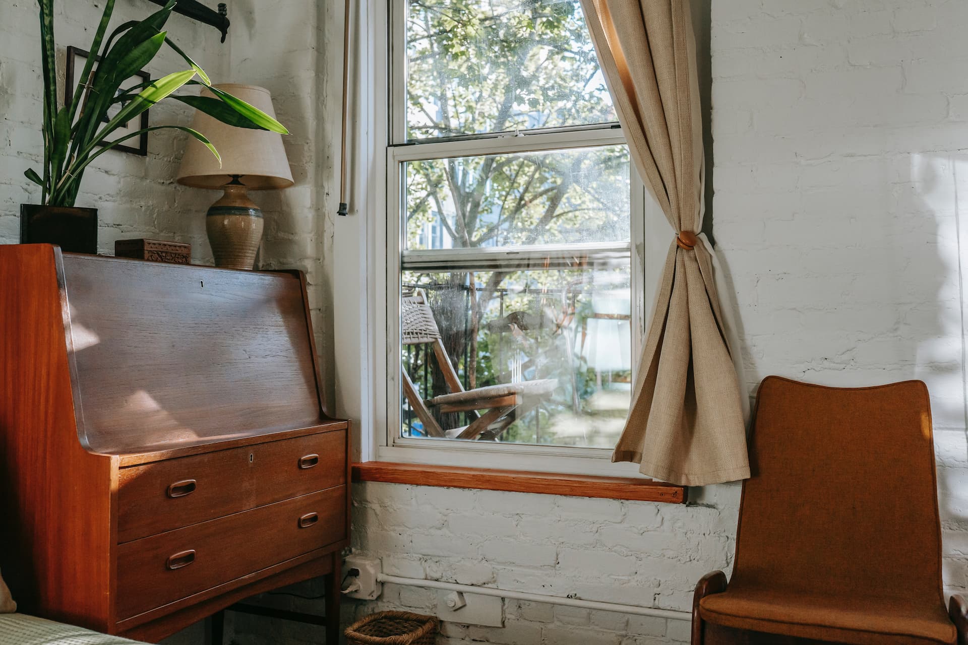 Cómoda vintage con cajones en una vivienda.